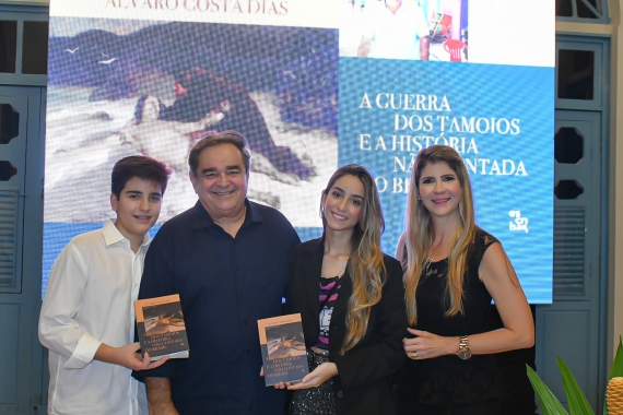 Álvaro Dias lança segundo livro que narra a história do Brasil