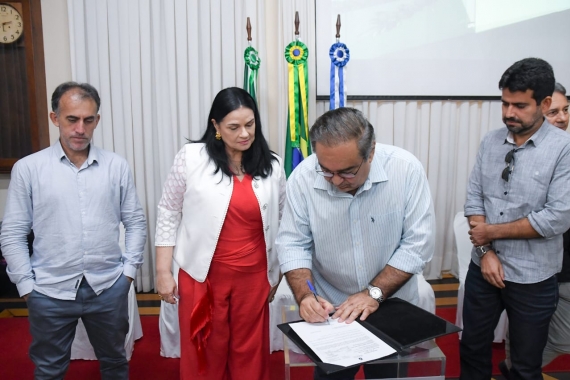 Prefeito Álvaro Dias assina ordem de serviço para a segunda etapa da escola Padre Tiago Theisen