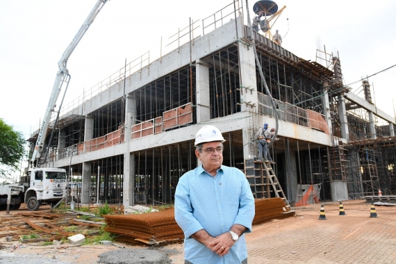 Prefeito Álvaro Dias acompanha avanço nos serviços de construção do Hospital Municipal