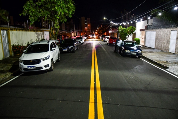Prefeito Álvaro Dias entrega mais uma rua recapeada dentro do programa Asfalto Novo