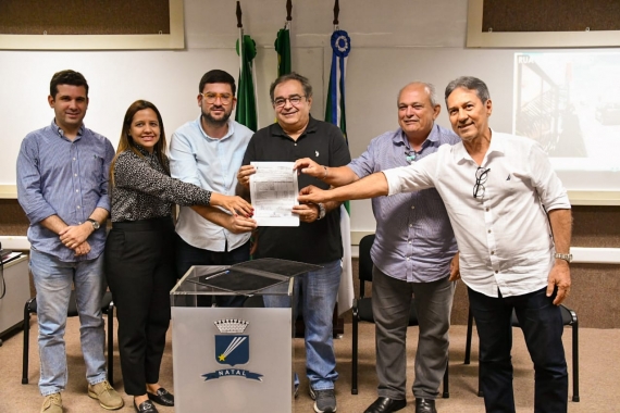 Prefeito Álvaro Dias assina ordem de serviço para requalificação da rua Coronel Cascudo