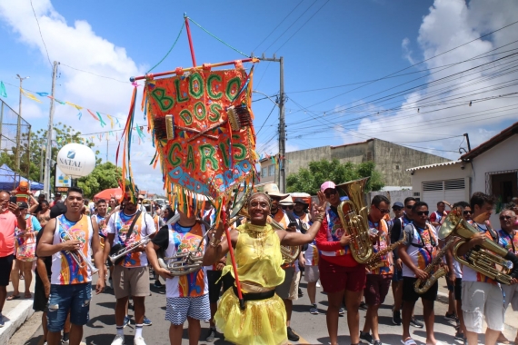 Bloco dos Garis encerra carnaval com multidão pelas ruas da Redinha 