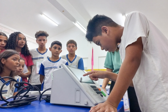 Estudantes elegem líderes de sala utilizando urnas eletrônicas do TRE-RN