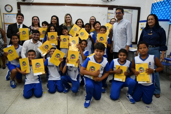 Prefeitura entrega livros didáticos a alunos do município em parceria com o Instituto Ayrton Senna