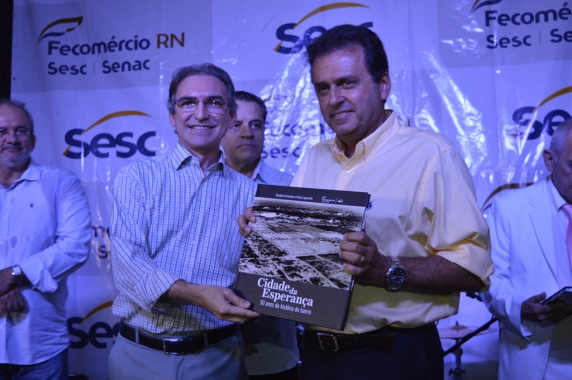 Prefeito participa de lançamento de livro sobre história do bairro de Cidade da Esperança