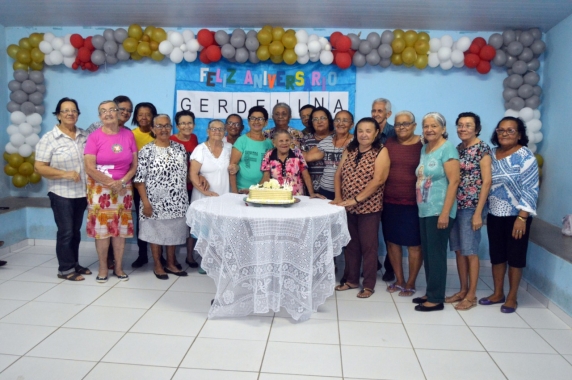 Grupo Feliz Idade de Santarém comemora aniversário de integrante de 108 anos de idade
