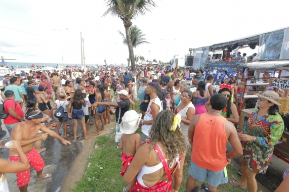 Carnaval de Natal: Pranchão anima foliões da Praia do Meio 2 dias