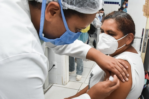 Trabalhadores de saúde começam a ser imunizados de Natal 
