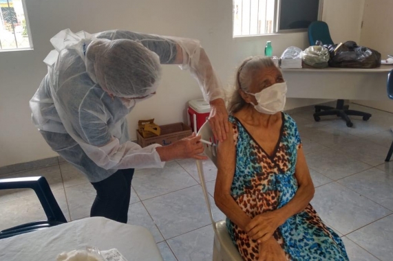Prefeitura vacina idosos em conjunto habitacional no Planalto