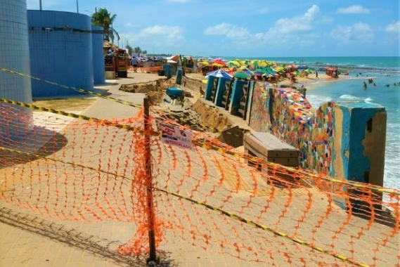 Defesa Civil interdita e monitora trecho do calçadão da Praia do Meio afetado por ressaca