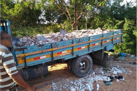 Caminhão é apreendido por descarte irregular de resíduos na ZPA-1 