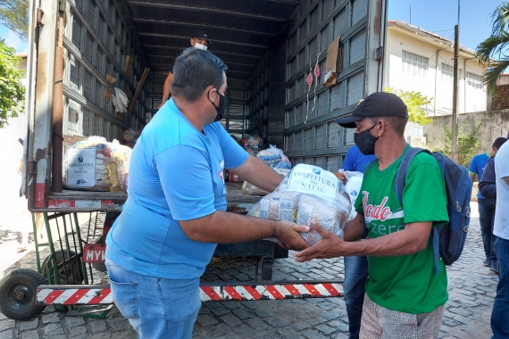 Semtas entrega cestas básicas a catadores de materiais recicláveis em Cidade Nova