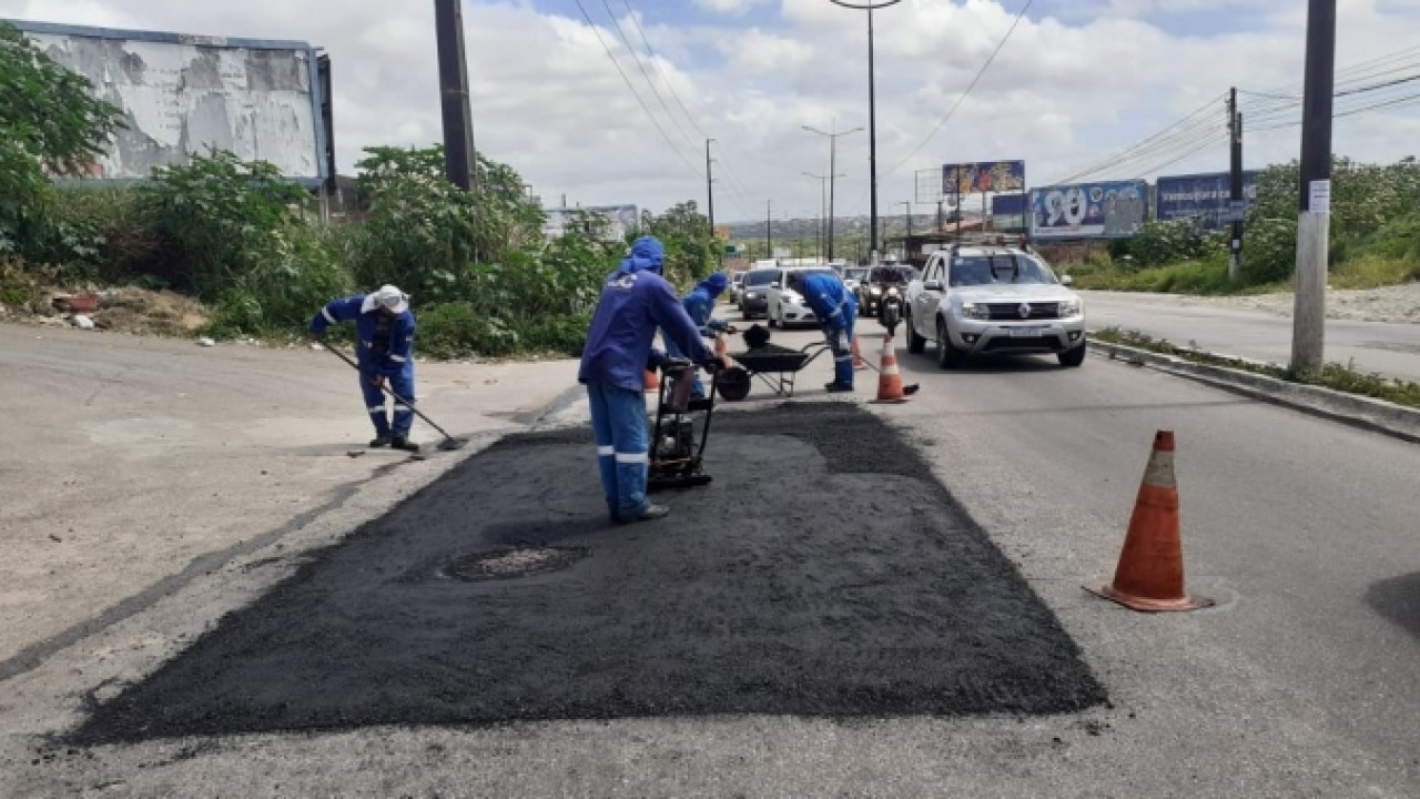 Operação tapa buracos atende a avenida Felizardo Moura 