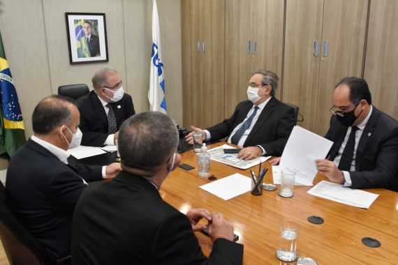 Álvaro Dias se reúne com ministros em busca de recursos para obras em Natal