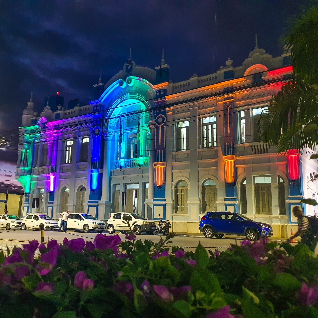 Palácio Felipe Camarão tem iluminação especial em alusão ao Orgulho LGBTQIA+