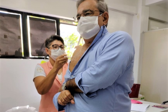Prefeito Álvaro Dias visita ponto de vacinação e recebe imunizante contra a Influenza