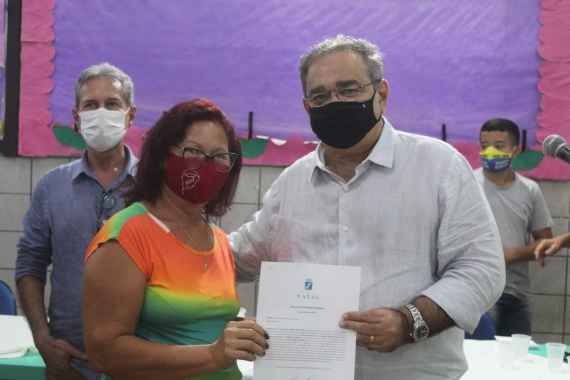 Moradores da comunidade Aliança recebem títulos de regularização fundiária da Prefeitura 