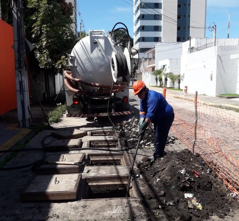 Operação tapa buracos atende Zona Norte com manutenção da rede de drenagem 