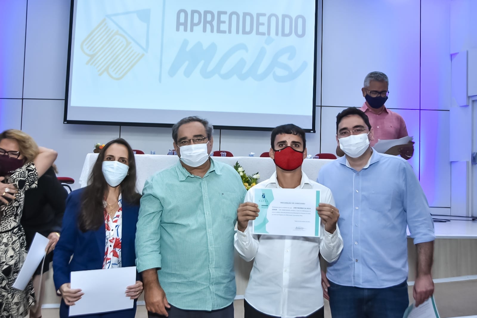 Alunos da primeira turma do “Aprendendo Mais” homenageiam o prefeito 