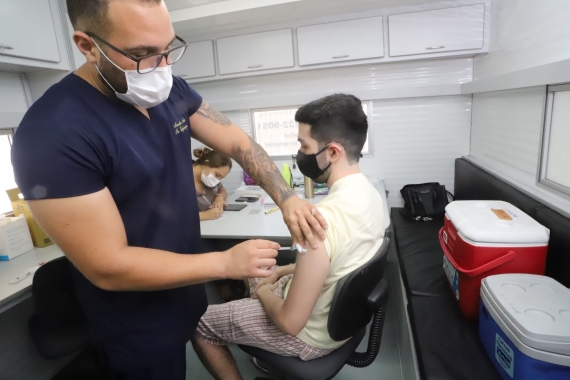 Praça da Árvore de Mirassol terá trailer da vacinação contra a Covid com horário estendido