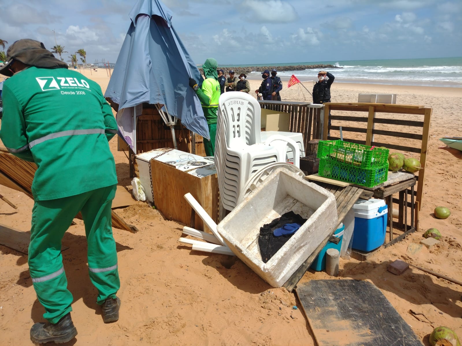 Prefeitura volta a remover barracas irregulares na Praia de Miami