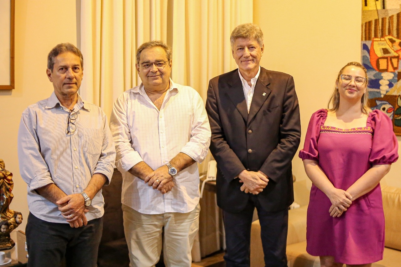 Prefeito Álvaro Dias recebe secretário especial de assuntos federativos do Governo Federal