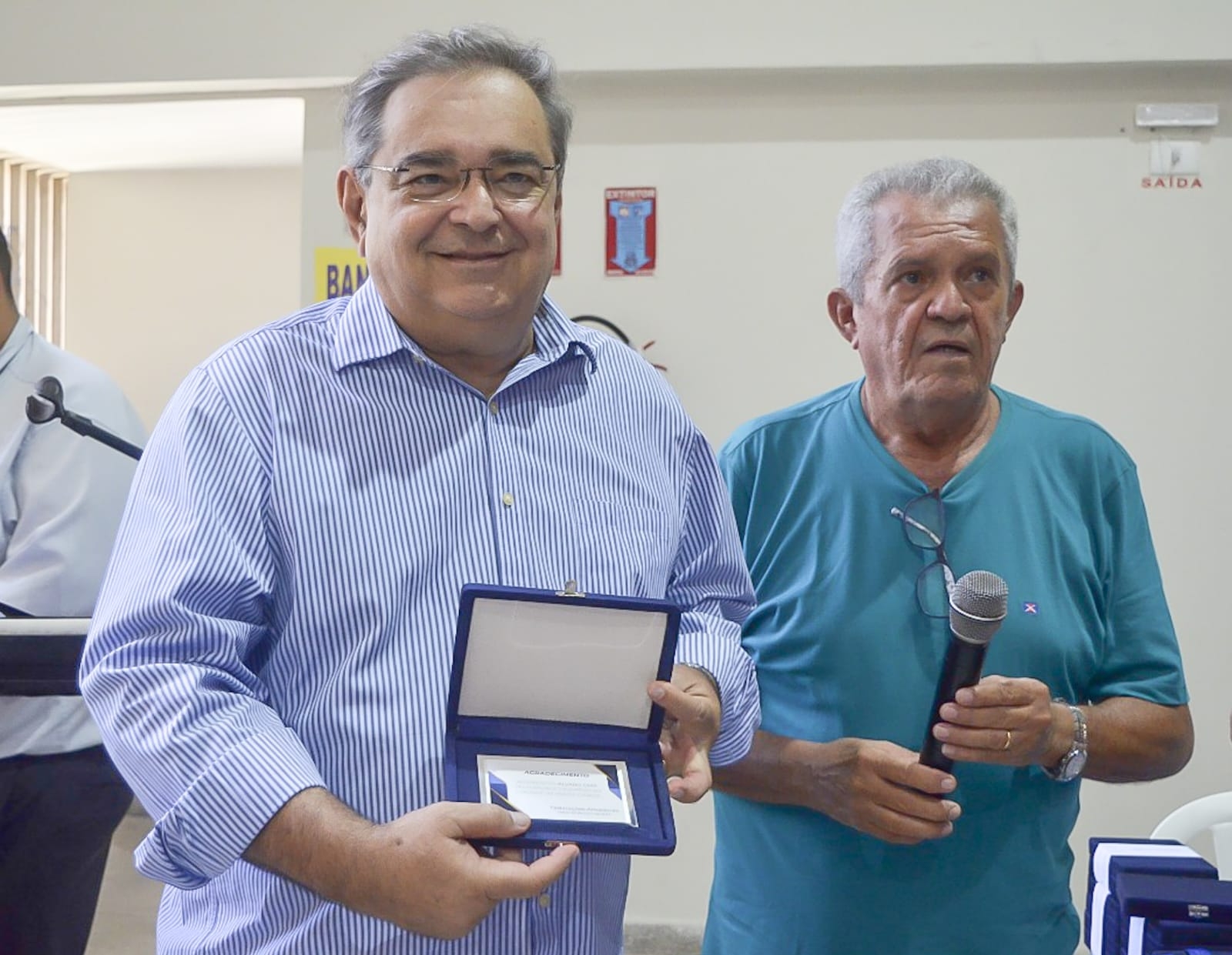 Álvaro Dias prestigia lançamento do livro de Jamilson Martins e é homenageado