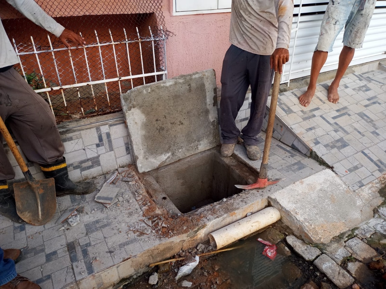 Ligação clandestina de esgoto em Cidade Alta é vistoriada pela Semurb