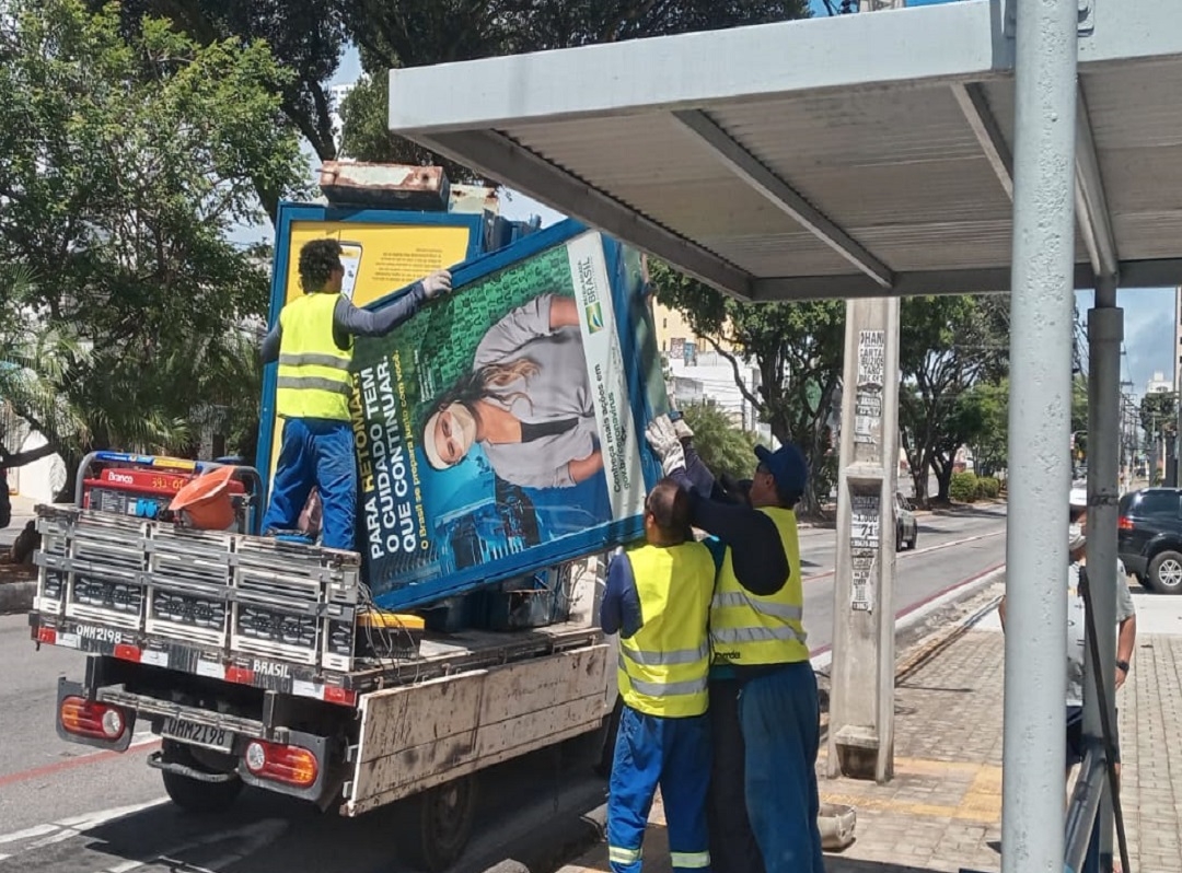 Semurb remove publicidade irregular instalados em abrigos de passageiros