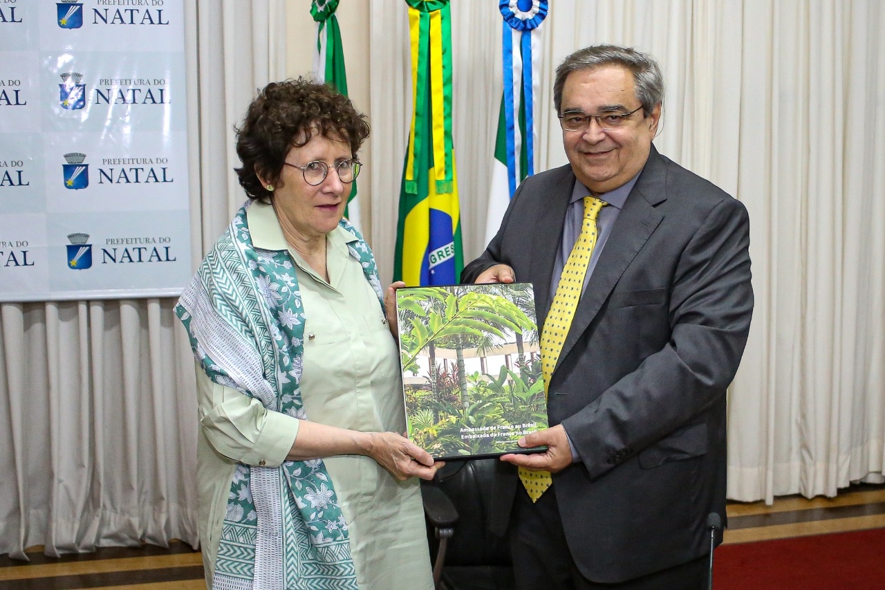 Álvaro Dias recebe visita de cortesia da embaixadora da França no Brasil