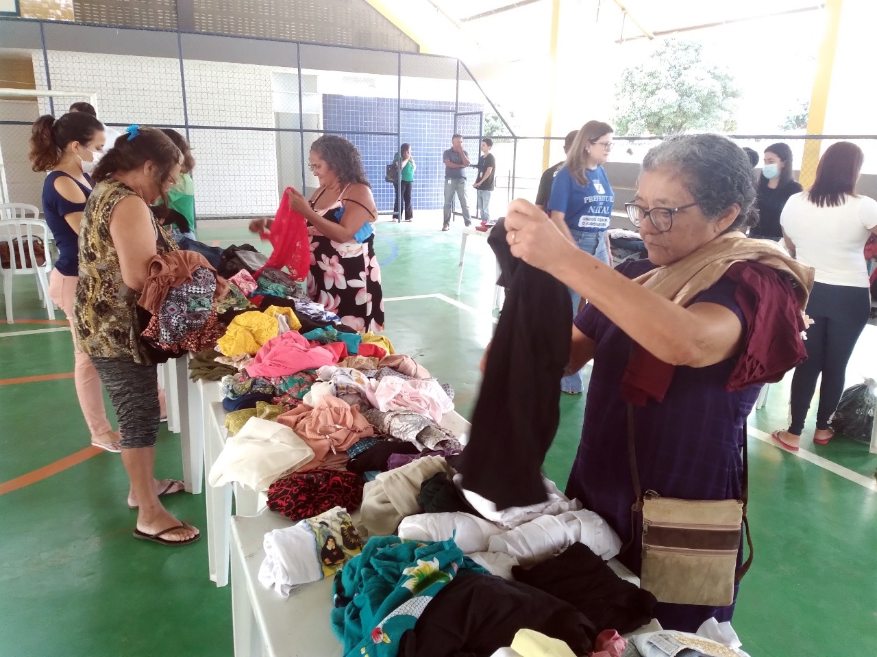 População afetada pelas chuvas recebe roupas e alimentos angariados em campanha da Prefeitura