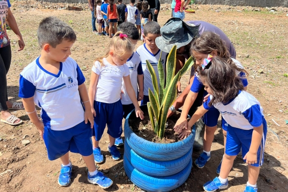 Crianças do CMEI Professora Stella Lopes participam de ação ambiental no bairro