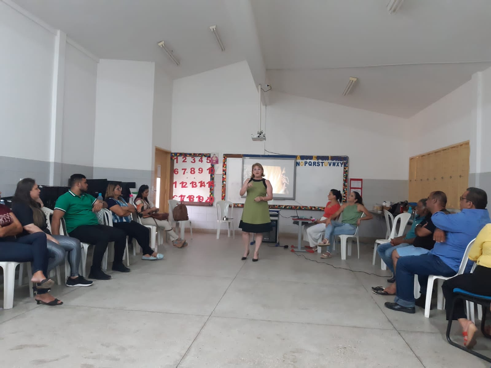 Escola Municipal Prof. Laércio Fernandes realiza capacitação para terceirizados