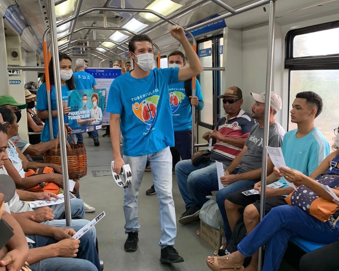 SMS realiza ação educativa nos trens para combater a tuberculose