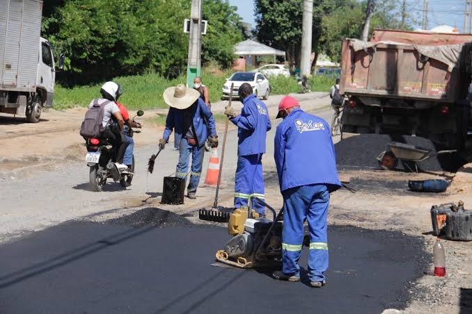 Semana inicia com serviços de tapa buraco promovidos nas zonas Norte e Oeste