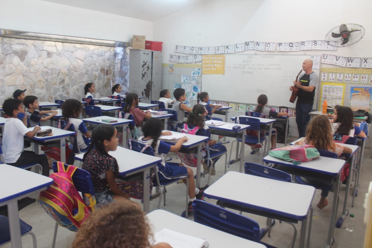 Prefeitura concede promoção e paga 13º salário a professores e educadores infantis