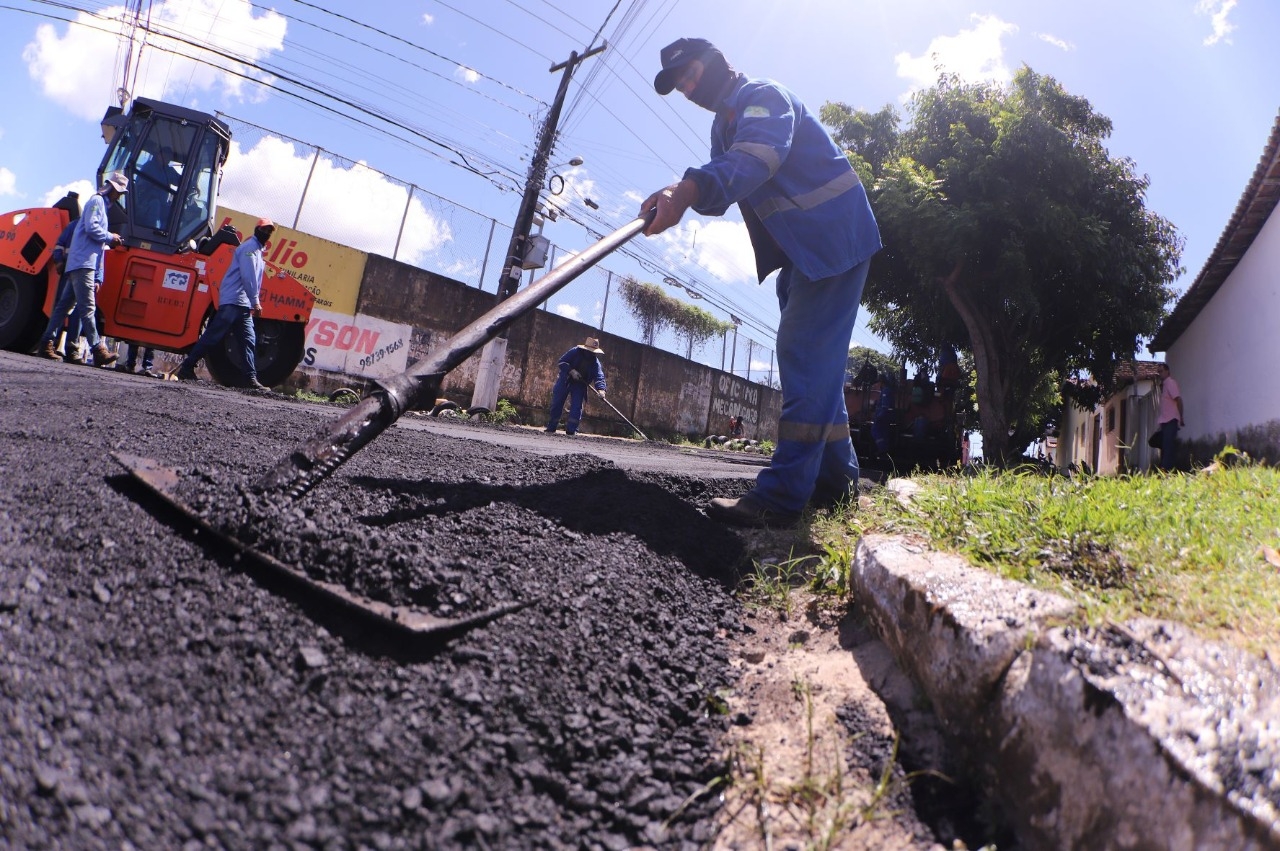 Prefeito assina ordem de serviço para obras nas zonas Oeste e Norte