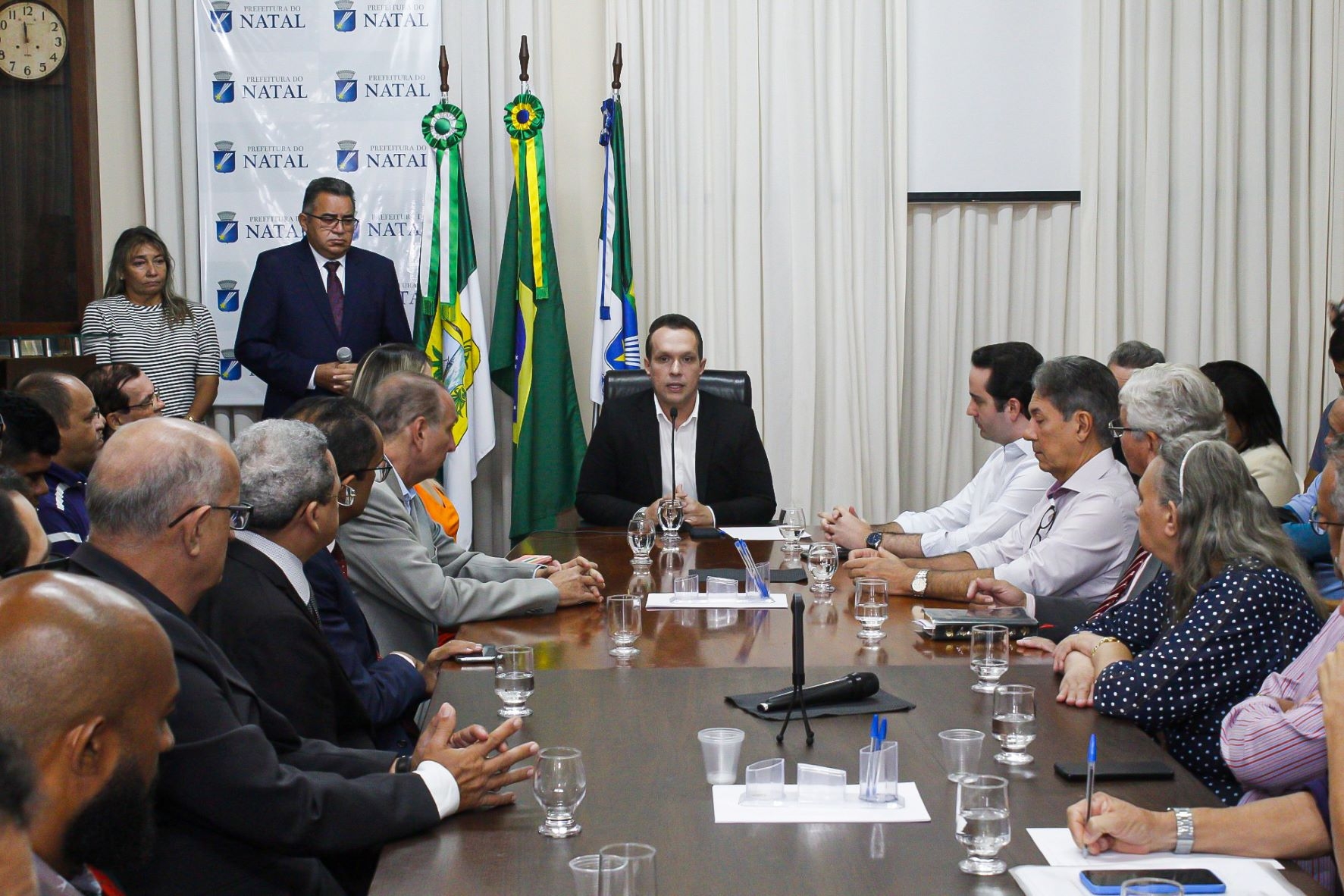 Prefeito interino recebe representantes de igrejas evangélicas 