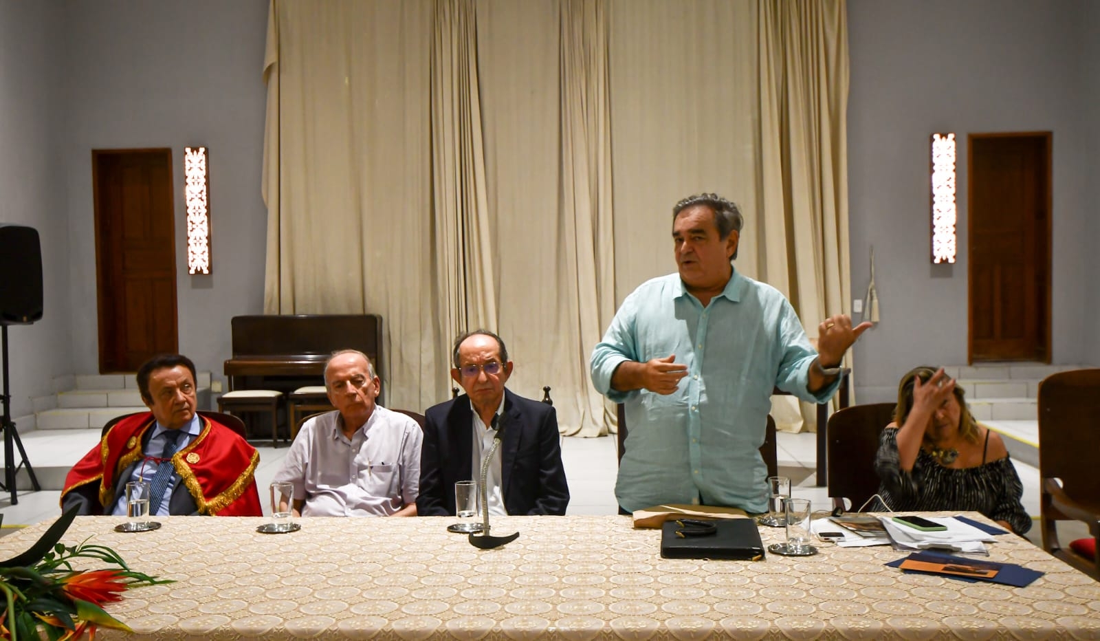 Álvaro Dias participa de homenagem póstuma ao acadêmico João Batista Cabral