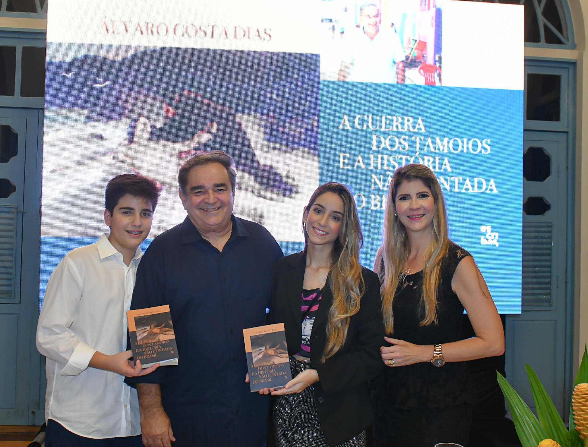 Álvaro Dias lança segundo livro que narra a história do Brasil