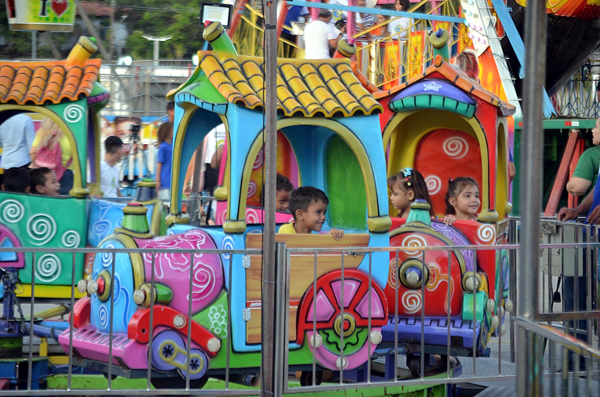 Crianças do CMEI Professora Maria Luiza Souza vão ao parque de diversões