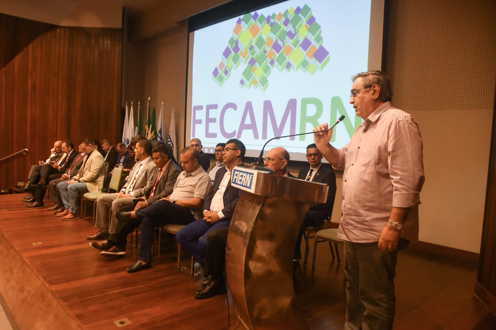 Prefeito Álvaro Dias participa da posse da nova diretoria da Fecam