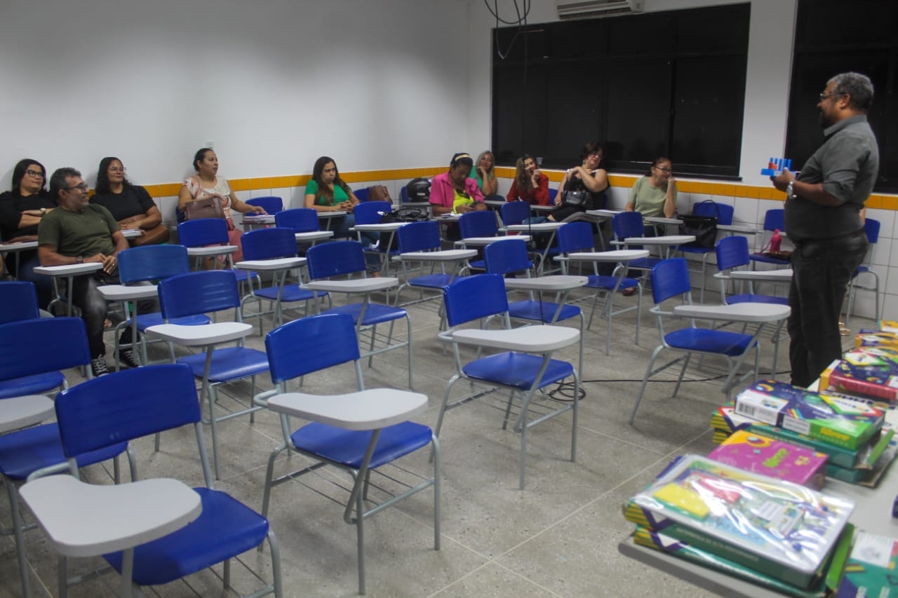 Professores participam de formação para uso do Laboratório de Matemática