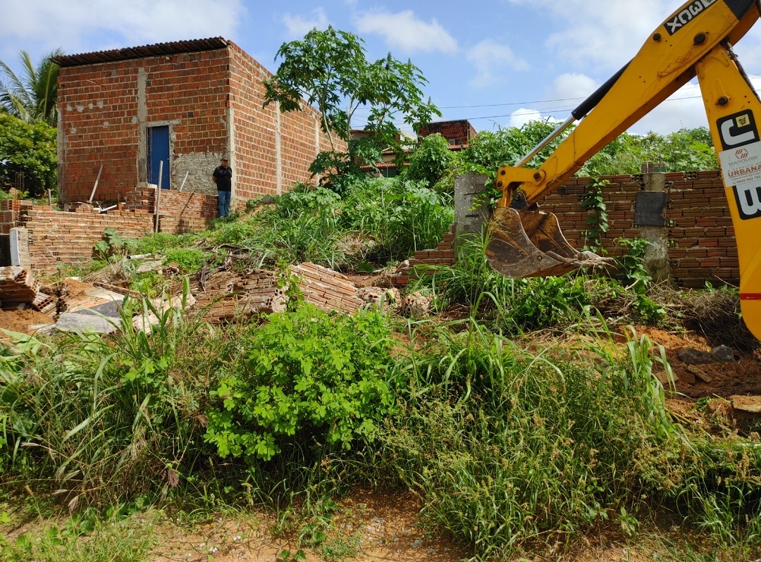 Semurb promove demolição de construções irregulares em área pública no Planalto