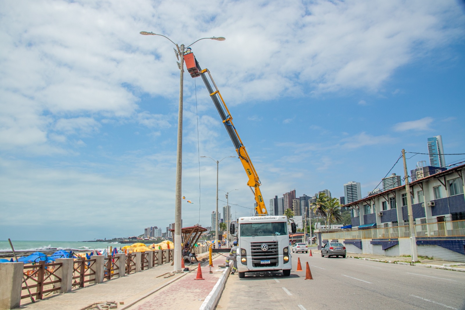 Semsur implanta projetores para revitalizar prática de esportes na Praia do Meio