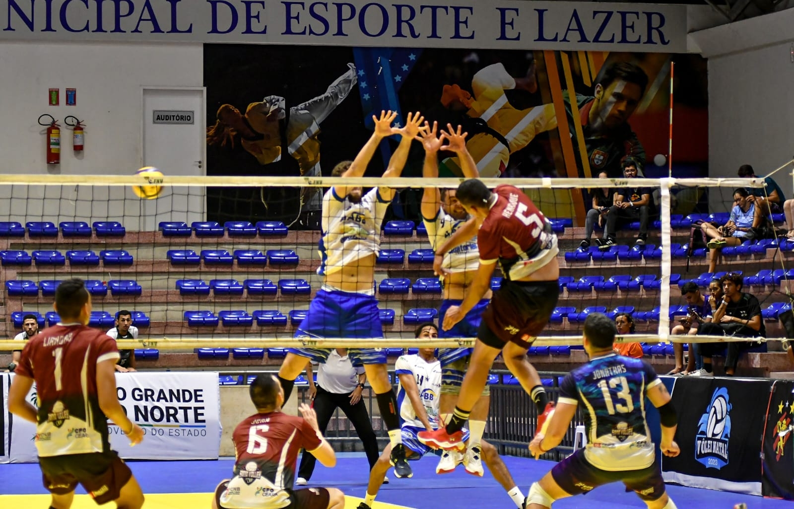 Prefeito Álvaro Dias prestigia semifinal da Superliga de Vôlei