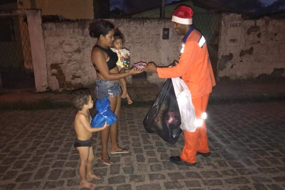 Gari Noel chega ao oitavo ano distribuindo presentes nas comunidades de Natal 