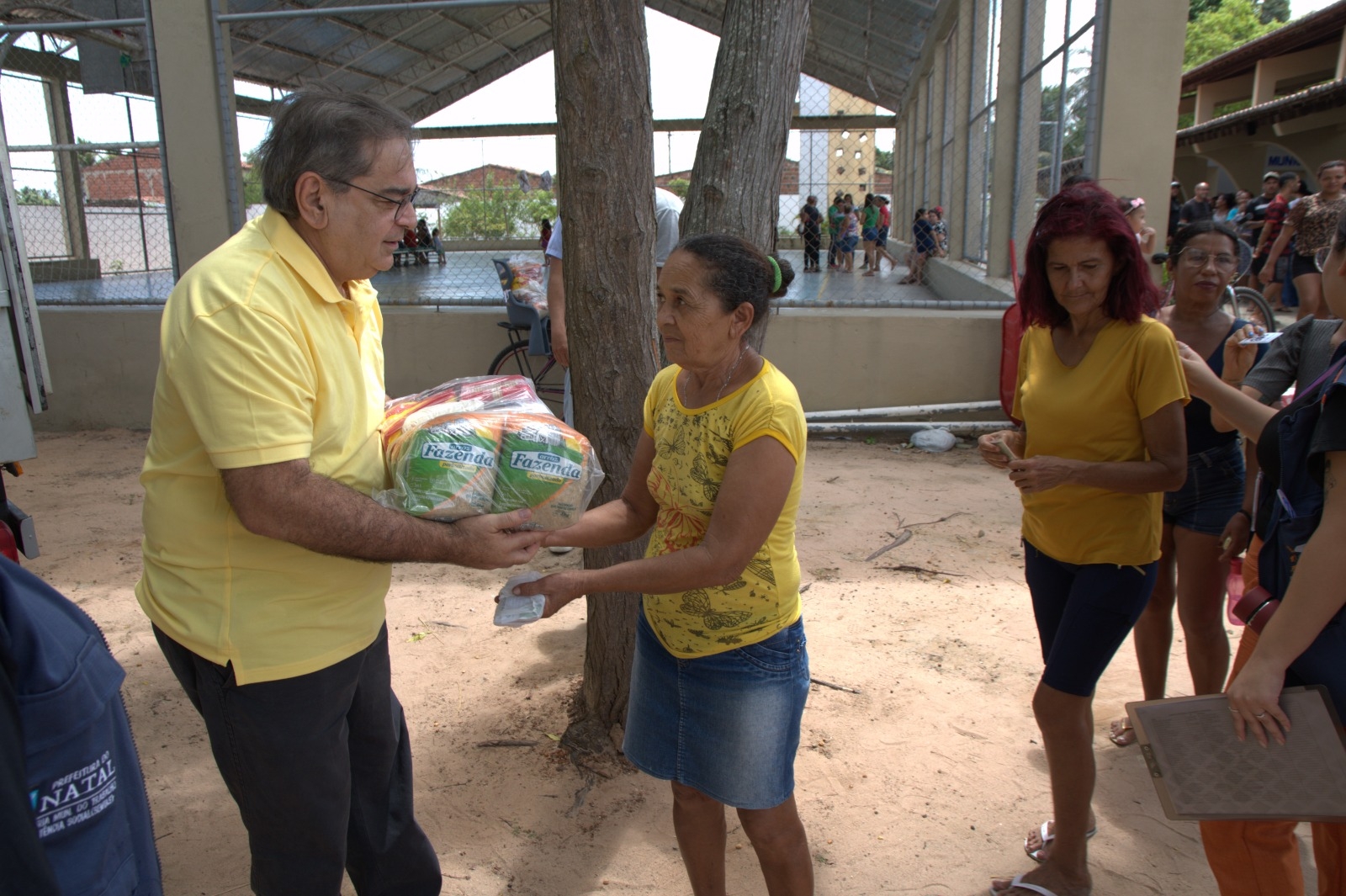 Prefeitura de Natal entrega cestas básicas para moradores de Nossa Senhora da Apresentação 