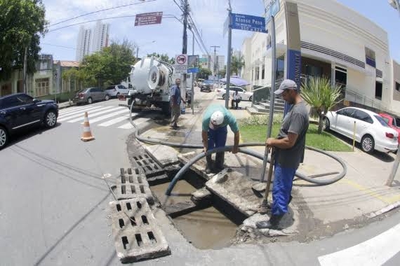 Operação tapa buracos atende a Felipe Camarão e Petrópolis nesta quarta-feira