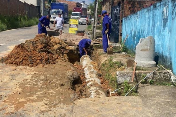 Operação tapa buracos atende ao bairro Felipe Camarão 